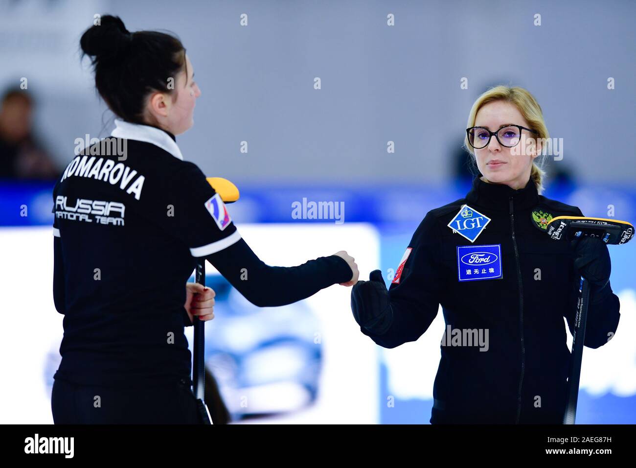 Xining, Province de Qinghai en Chine. 09Th Dec, 2019. Arsenkina Galina (R) et de la Russie concurrence Komarova Marie-josé Bab pendant le match à l'élite internationale de curling 2019 entre l'Allemagne et la Russie à Xining, capitale de la province du Qinghai dans le nord-ouest de la Chine, 09 déc., 2019. Credit : Zhang Long/Xinhua/Alamy Live News Banque D'Images