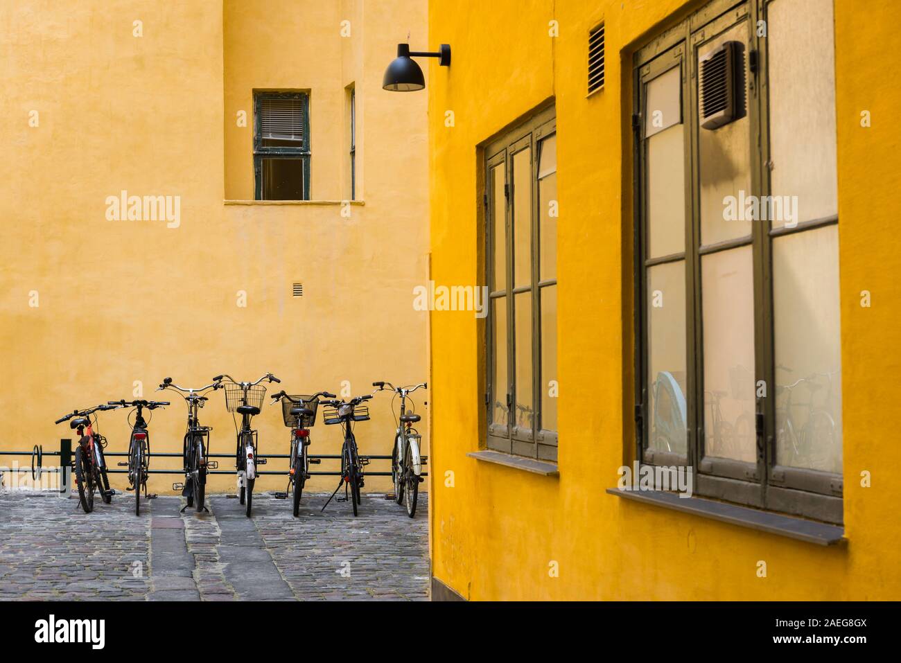 Location de Copenhague, vue de bicyclettes garées dans une rue pavée de la vieille ville Quartier Latin, au centre de Copenhague, au Danemark. Banque D'Images