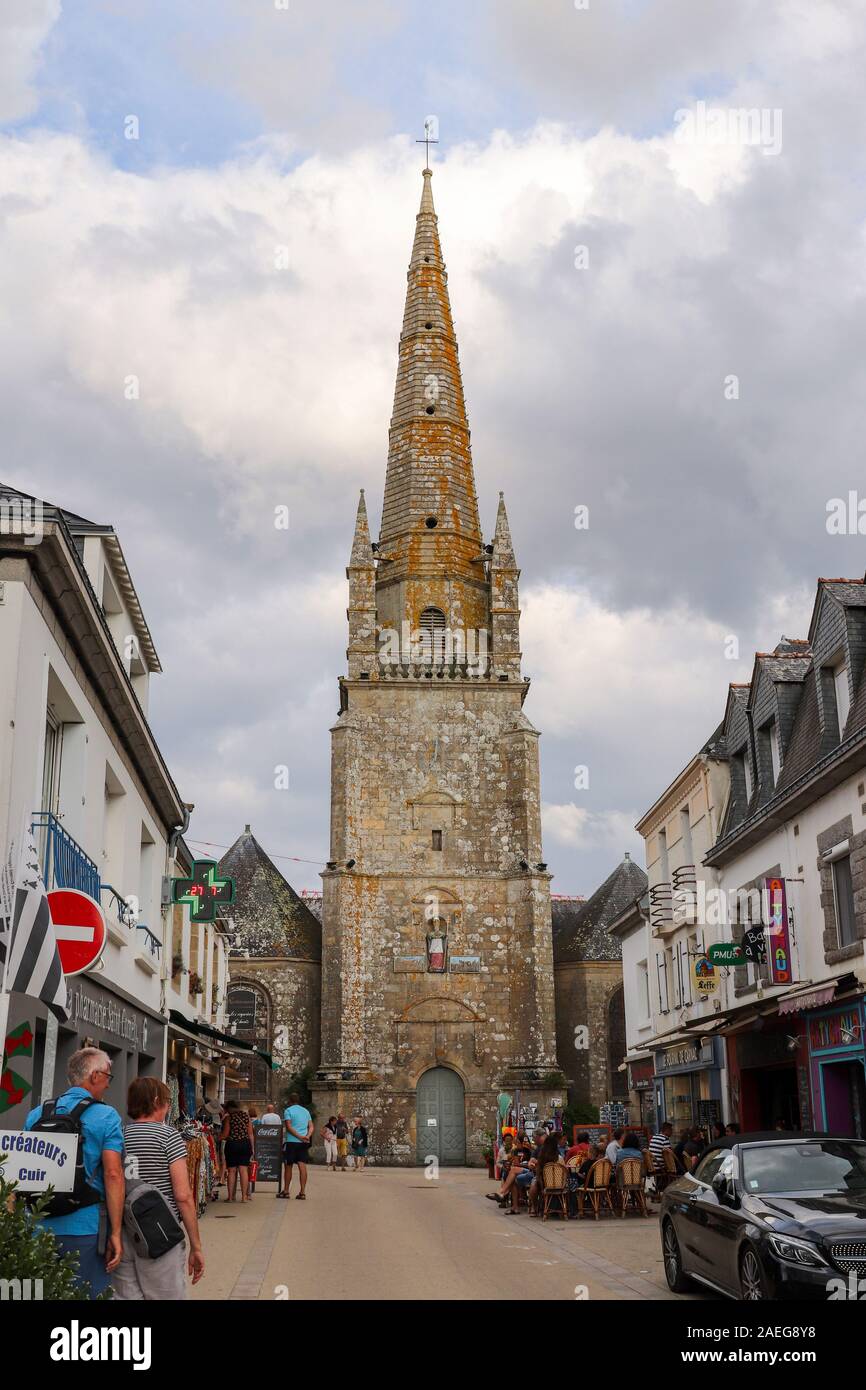 Route de Saint-Cornely et église Saint-Cornely à Carnac, Bretagne, France Banque D'Images