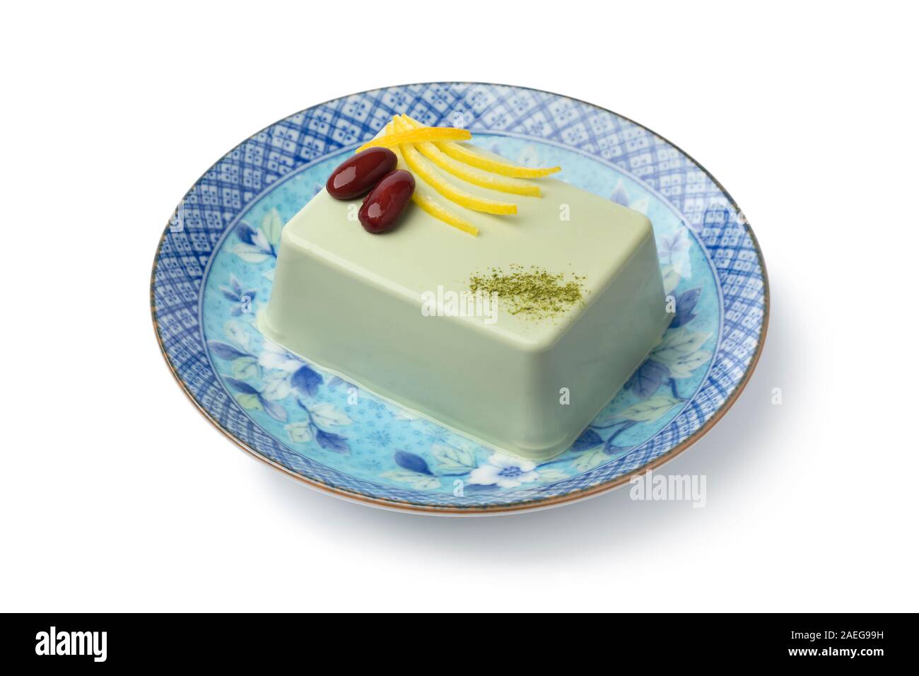 Morceau de tofu japonais Matcha sur un plat blanc isolé sur backgroundbackground Banque D'Images