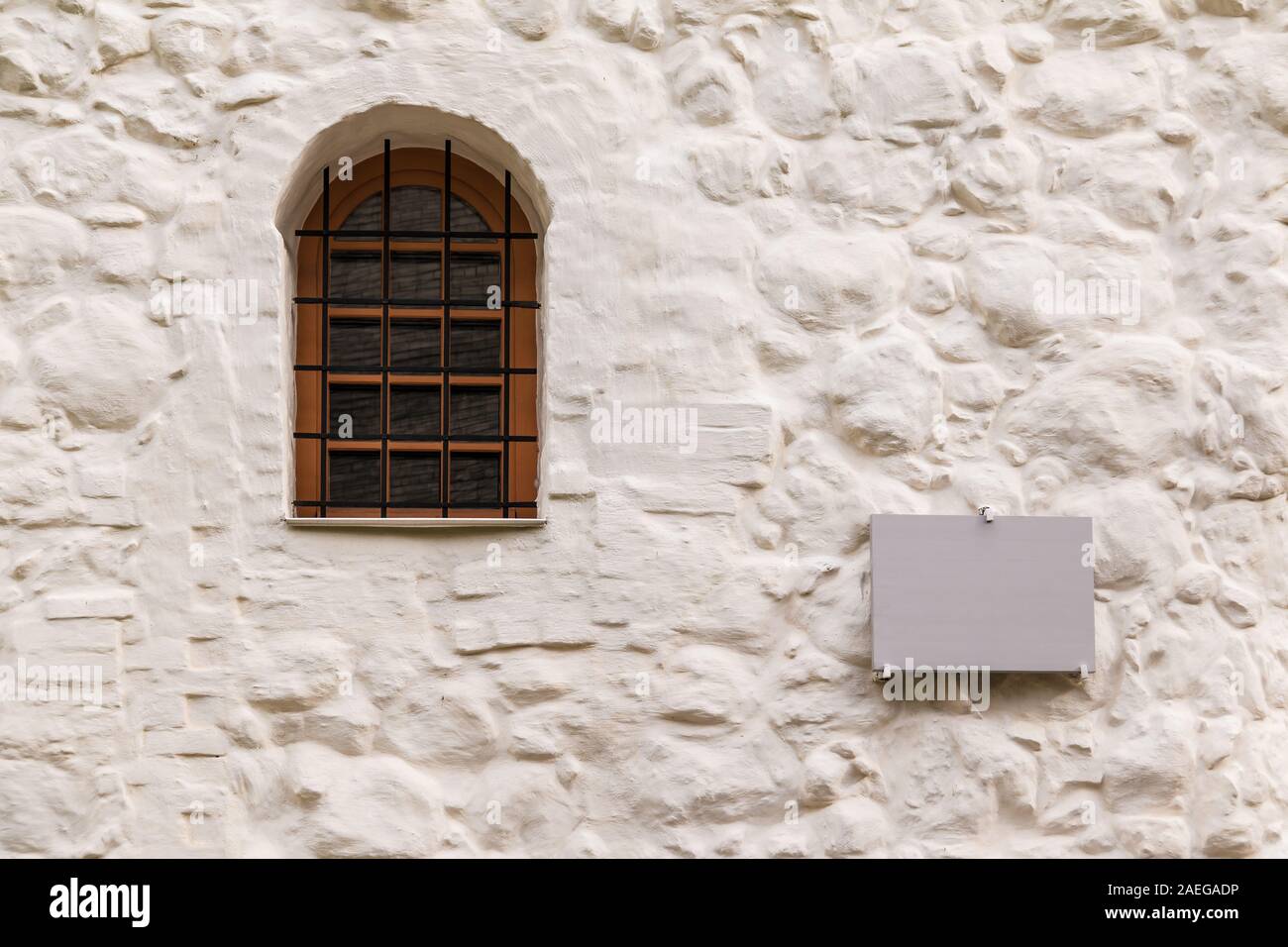 Fenêtre et situées sur la façade de la maison de guilde des marchands de l'Esprit Saint, Vyborg, Oblast de Léningrad, en Russie Banque D'Images