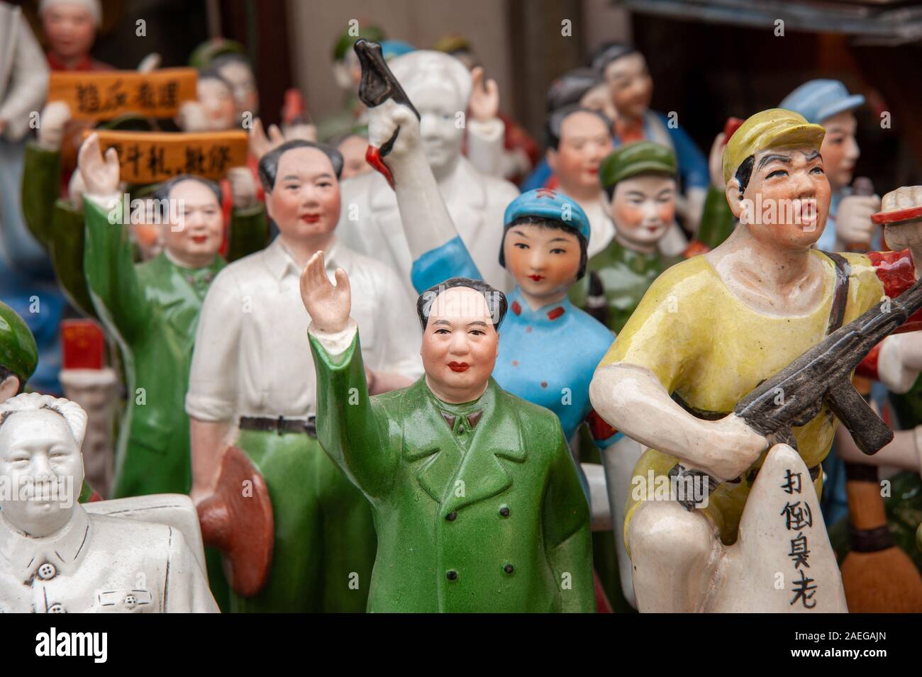 Le président Mao et d'autres figurines en céramique Révolution culturelle sur l'échoppe de marché, Shanghai, Chine Banque D'Images