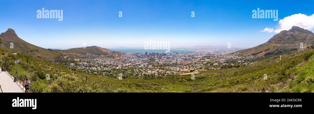 Vue panoramique sur la ville du Cap, Devil's Peak, Lion's Head et Signal Hill lors d'une journée ensoleillée, Afrique du Sud Banque D'Images