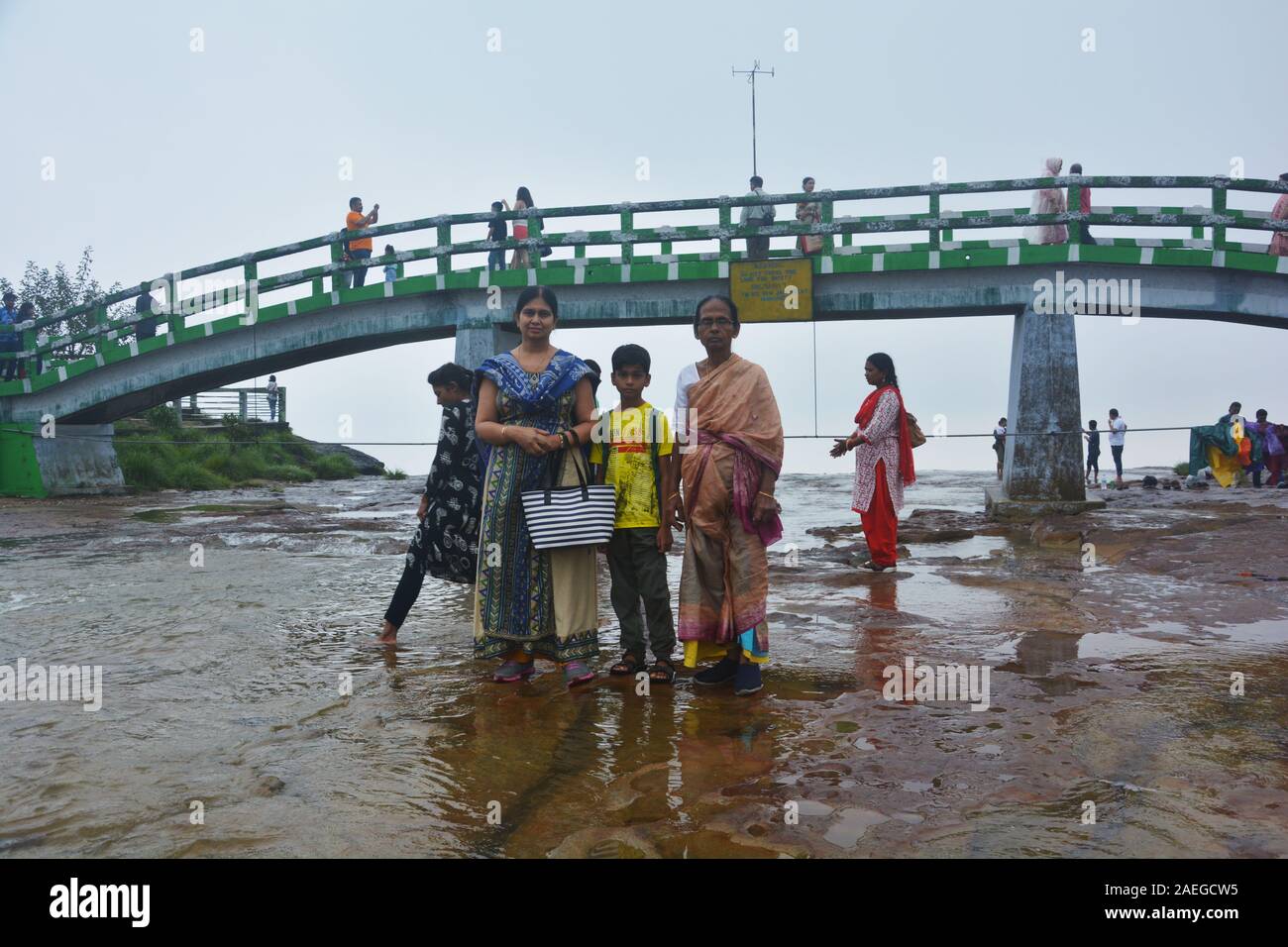 Une famille, qui pose pour la photo ci-dessous du célèbre pont d'Eco Park, Haïfa de cours d'eau de 30 mètres, leur accent sélective Banque D'Images