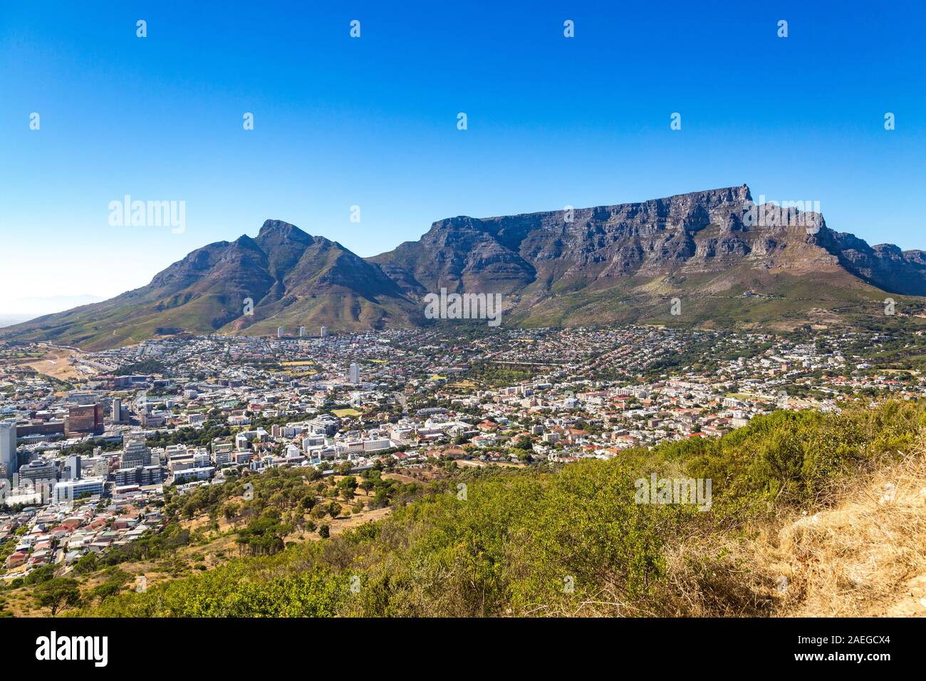 Vue sur la ville du Cap, Devil's Peak et la montagne de la table de Signal Hill lors d'une journée ensoleillée, Afrique du Sud Banque D'Images