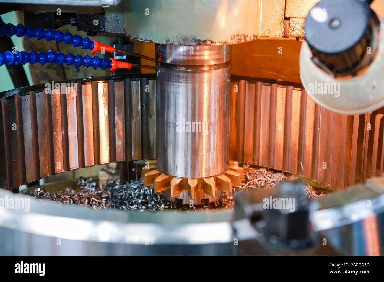 Traitement des pièces métalliques sur la machine. L'industrie lourde. Banque D'Images