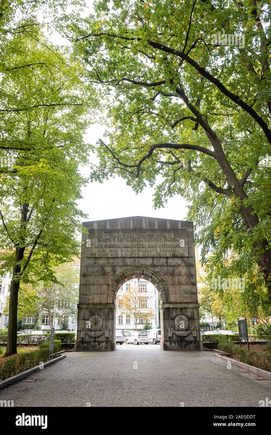 L'un des portails en pierre au Soviet War Memorial dans Parc de Treptow, Berlin, Allemagne Banque D'Images