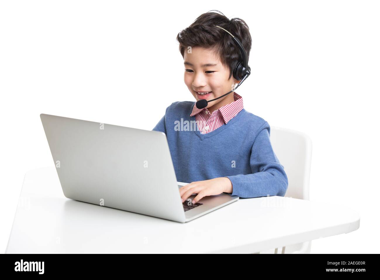 Little Boy using laptop Banque D'Images