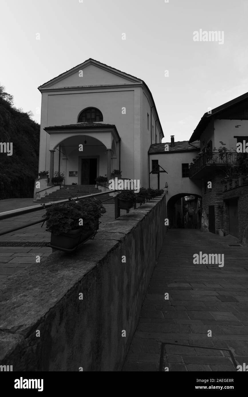 Alley et petite montagne, dans le village de Bard, vertical image Banque D'Images