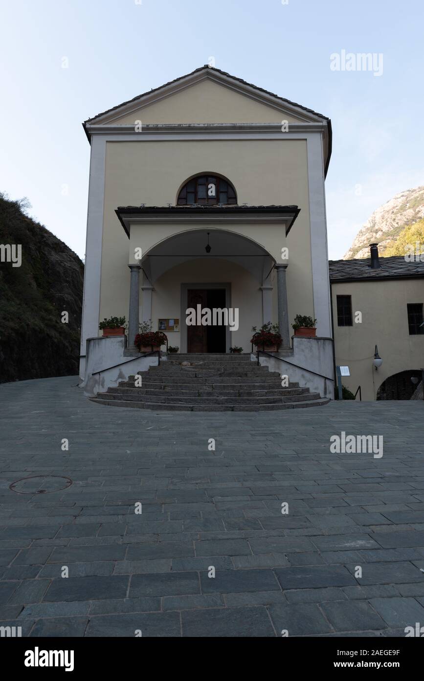 Vue de face d'une petite église de montagne dans la municipalité de Bard, vertical image Banque D'Images