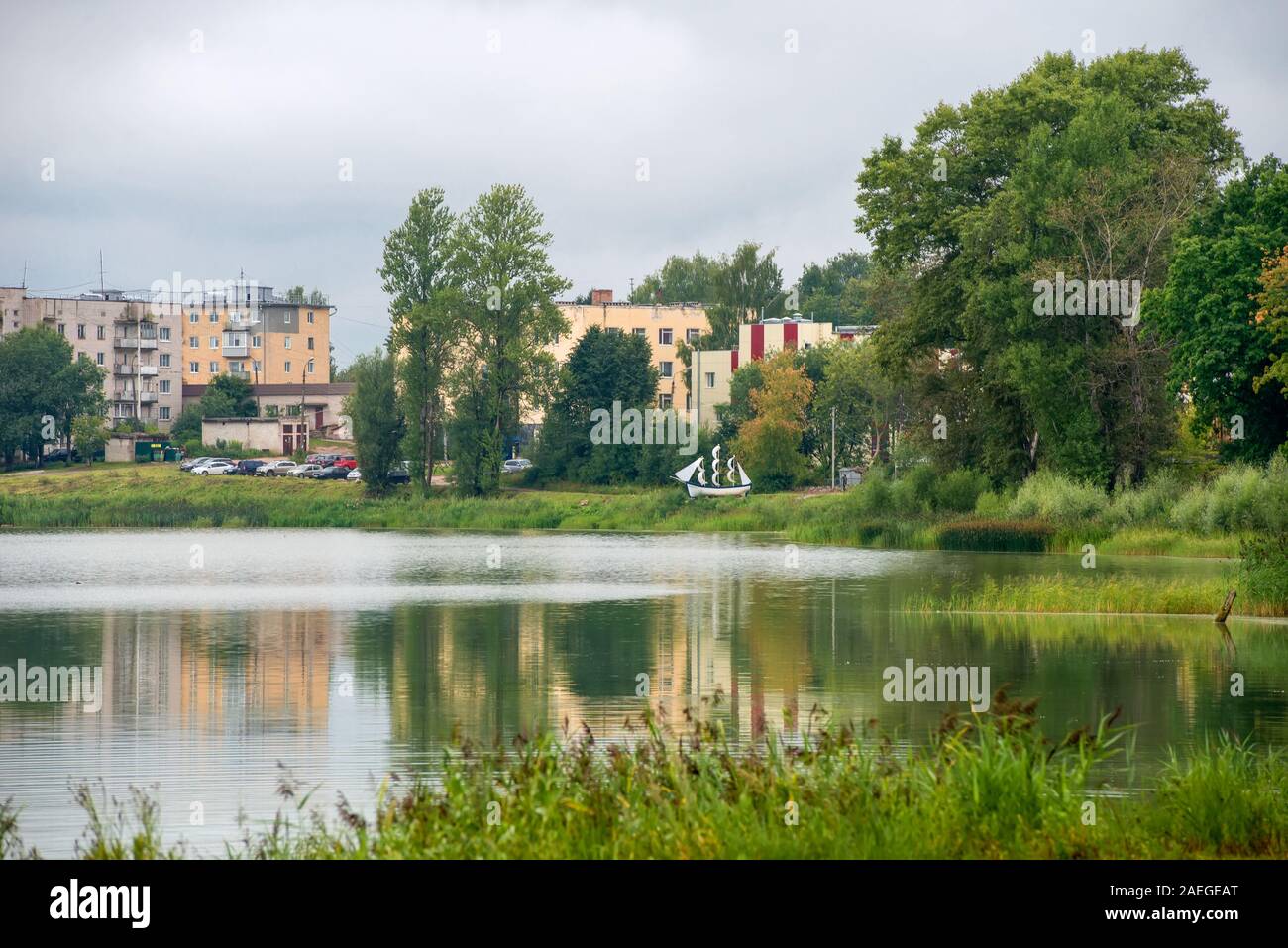 Vue de bâtiments résidentiels et le remblai de la rue Kirov sur le lac de Bologoe. Bologoe Ville, région de Tver, Russie Banque D'Images