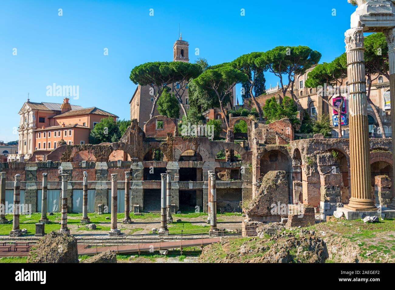 Rome, Italie - Oct 03, 2018 : les ruines anciennes dans le centre de Rome, Palazzo Senatorio dans la distance Banque D'Images