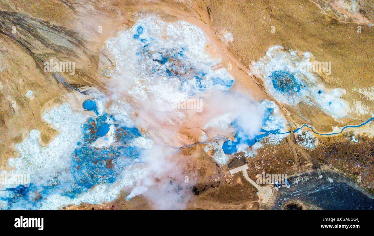 Hverir, Namaskard, hot springs, géothermie, spot et de boue bouillonnante fumerolles de vapeur de gaz sulfurique émettant, en Islande Banque D'Images