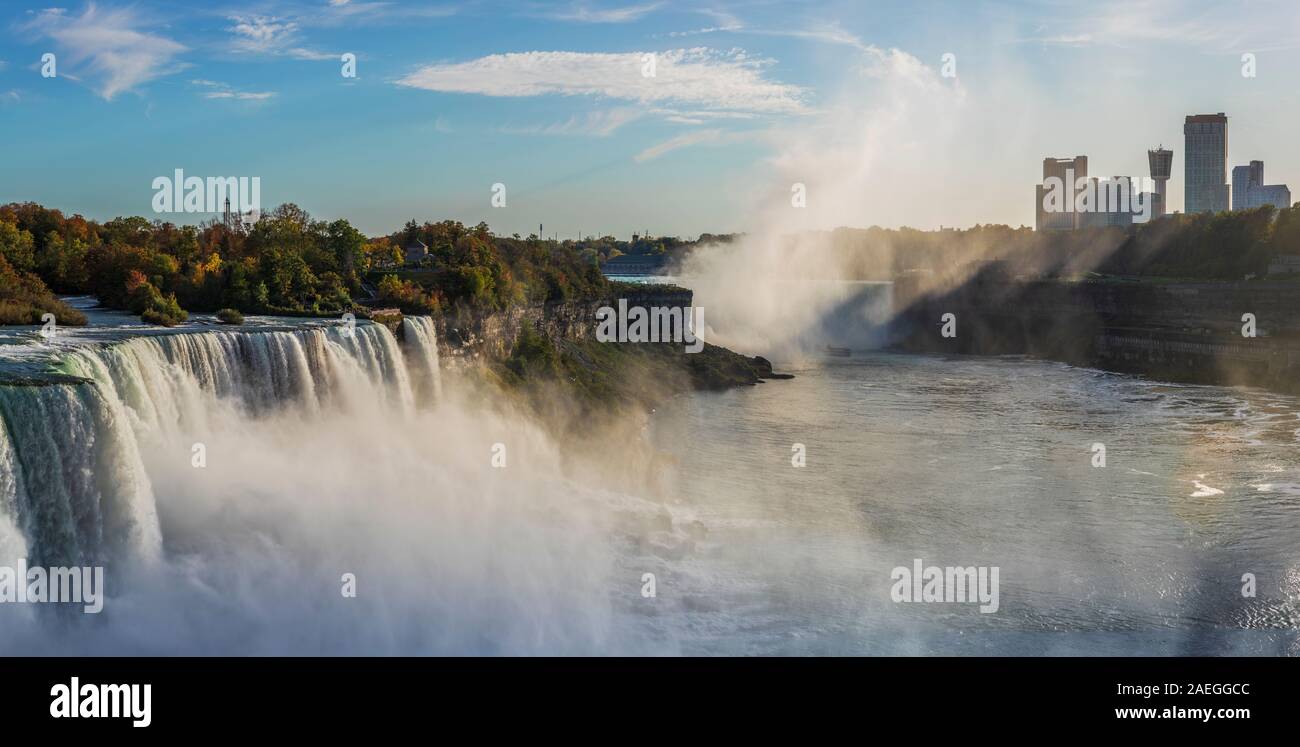 Niagara Falls est un groupe de trois chutes d'eau à l'extrémité sud de la gorge du Niagara, entre la province canadienne de l'Ontario et l'État américain du New Yo Banque D'Images