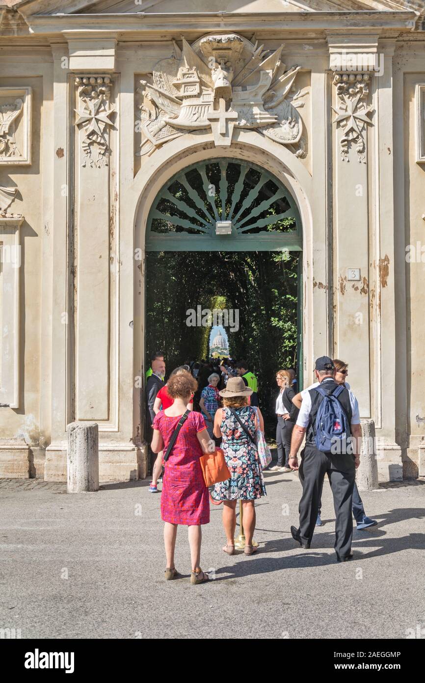 Rome, Italie - Oct 03, 2018 : une vue sur le dôme de Saint Pierre (Cité du Vatican - Rome). A la Piazza Cavalieri di Malta il y a la Villa del Prio Banque D'Images