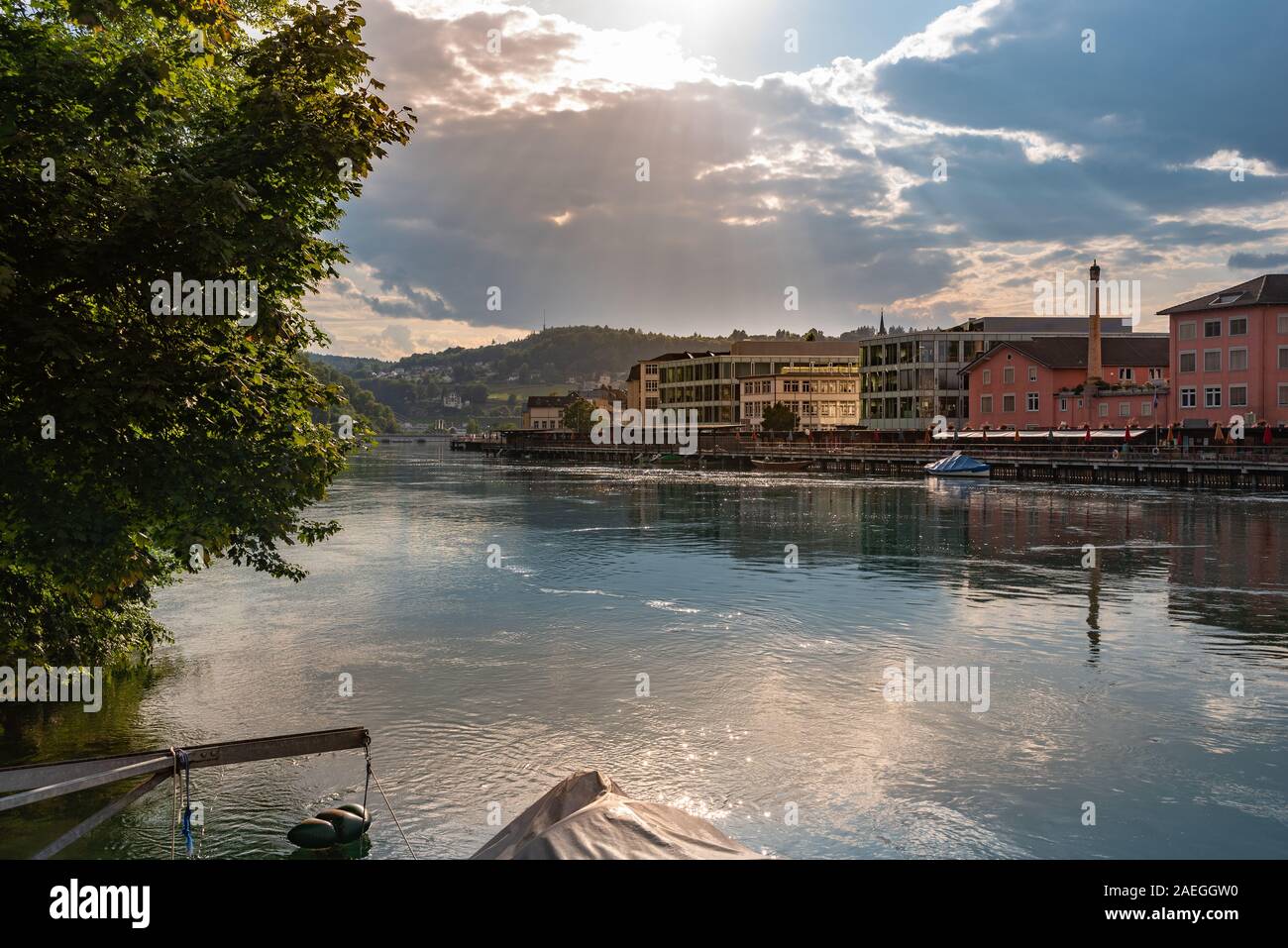 Cityscape sur le Rhin avec la boîte en bois baignoire Rhybadi, Schaffhouse, canton de Schaffhouse, Suisse, Europe Banque D'Images