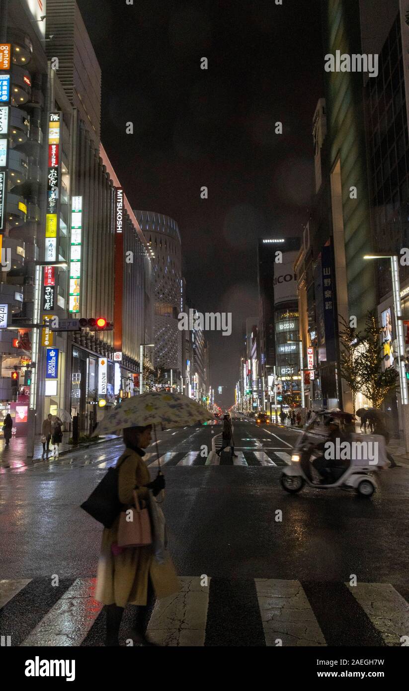 Vue sur Ville, Ginza, Chuo 3-chome 6, Tokyo, Japon, novembre nuit de pluie Banque D'Images