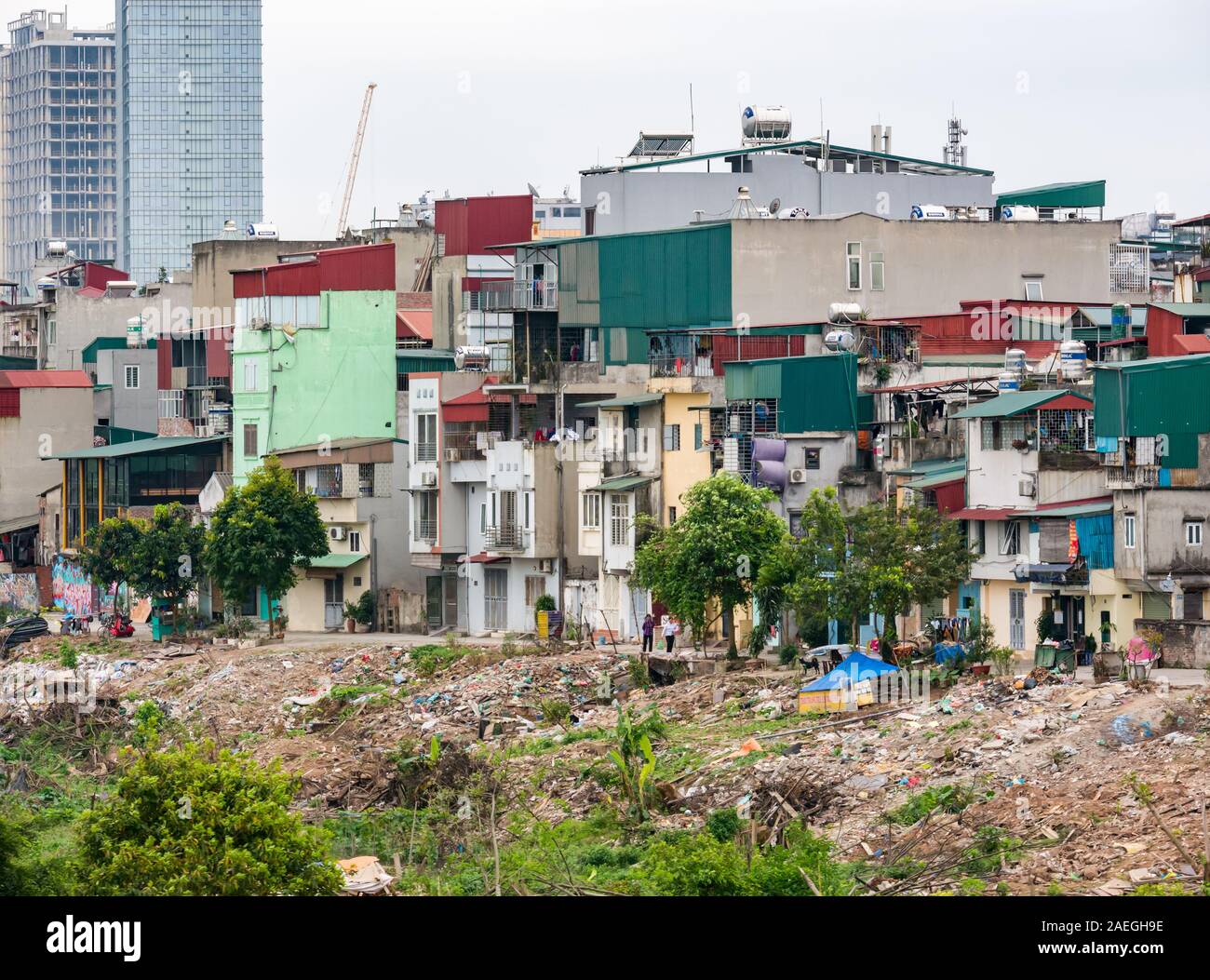 Les détritus et fouillis de maisons au bord du fleuve Rouge, Hanoï, Vietnam, Asie du sud-est Banque D'Images