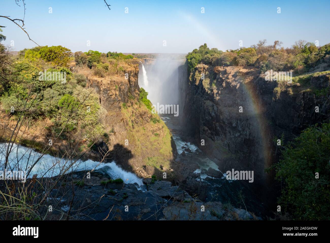 Victoria Falls, nommé par David Livingstone en 1855 après que la reine Victoria, la cascade est formée par le fleuve Zambèze et tomber dans un mètre de profondeur 100 ch Banque D'Images