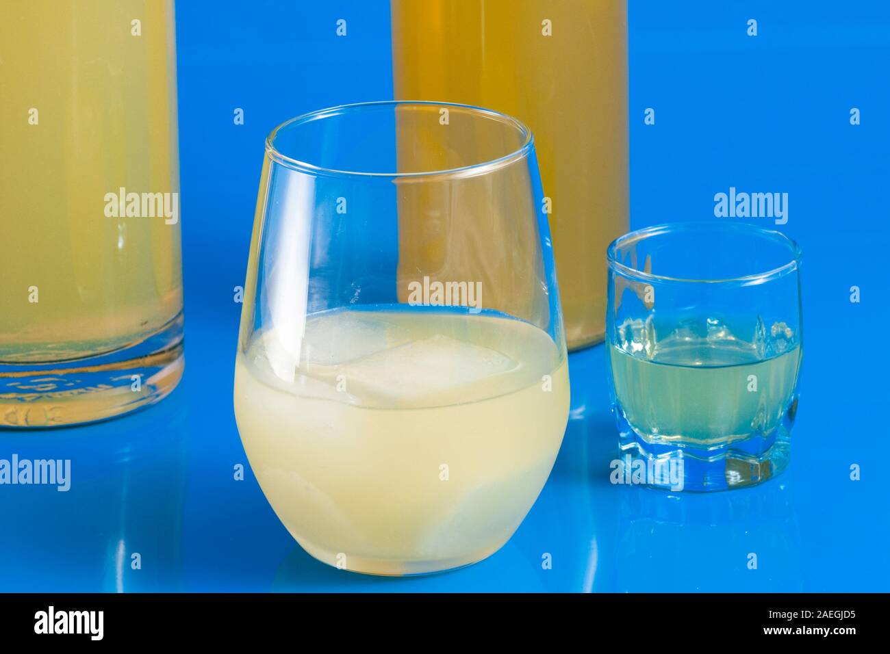 Boisson alcoolisée italienne servi dans un verre sur un fond bleu clair Banque D'Images
