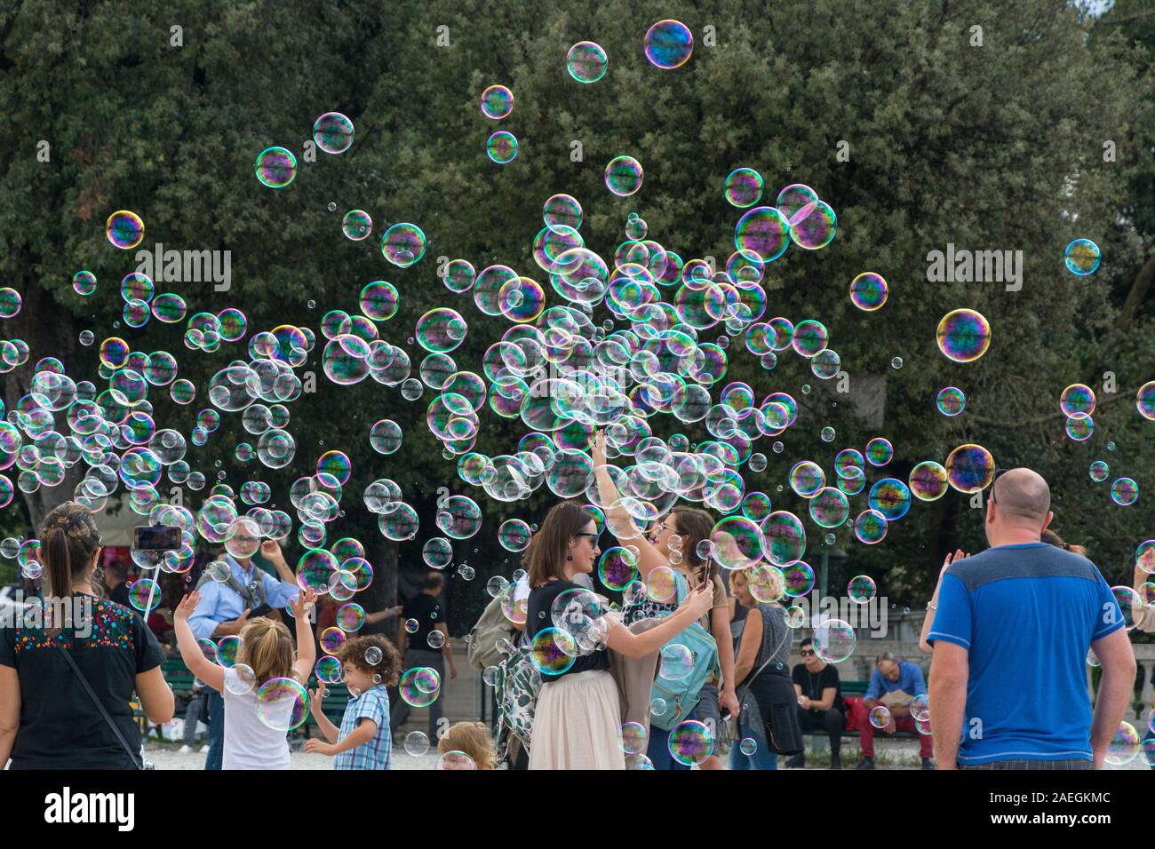 Rome, Italie - Oct 04, 2018 : Les gens se réjouissent de bulles de savon à la Terrazza del Pincio à Rome Banque D'Images