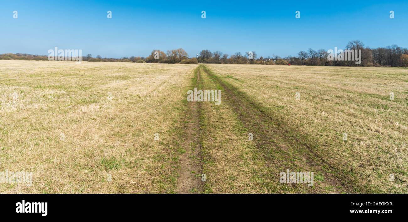 Début de printemps paysage rural avec prairie, chemin de terre, d'arbres sur l'arrière-plan et de ciel clair entre l'Petrvaldik Poodri Studenka et dans CHKO en tchèque Banque D'Images