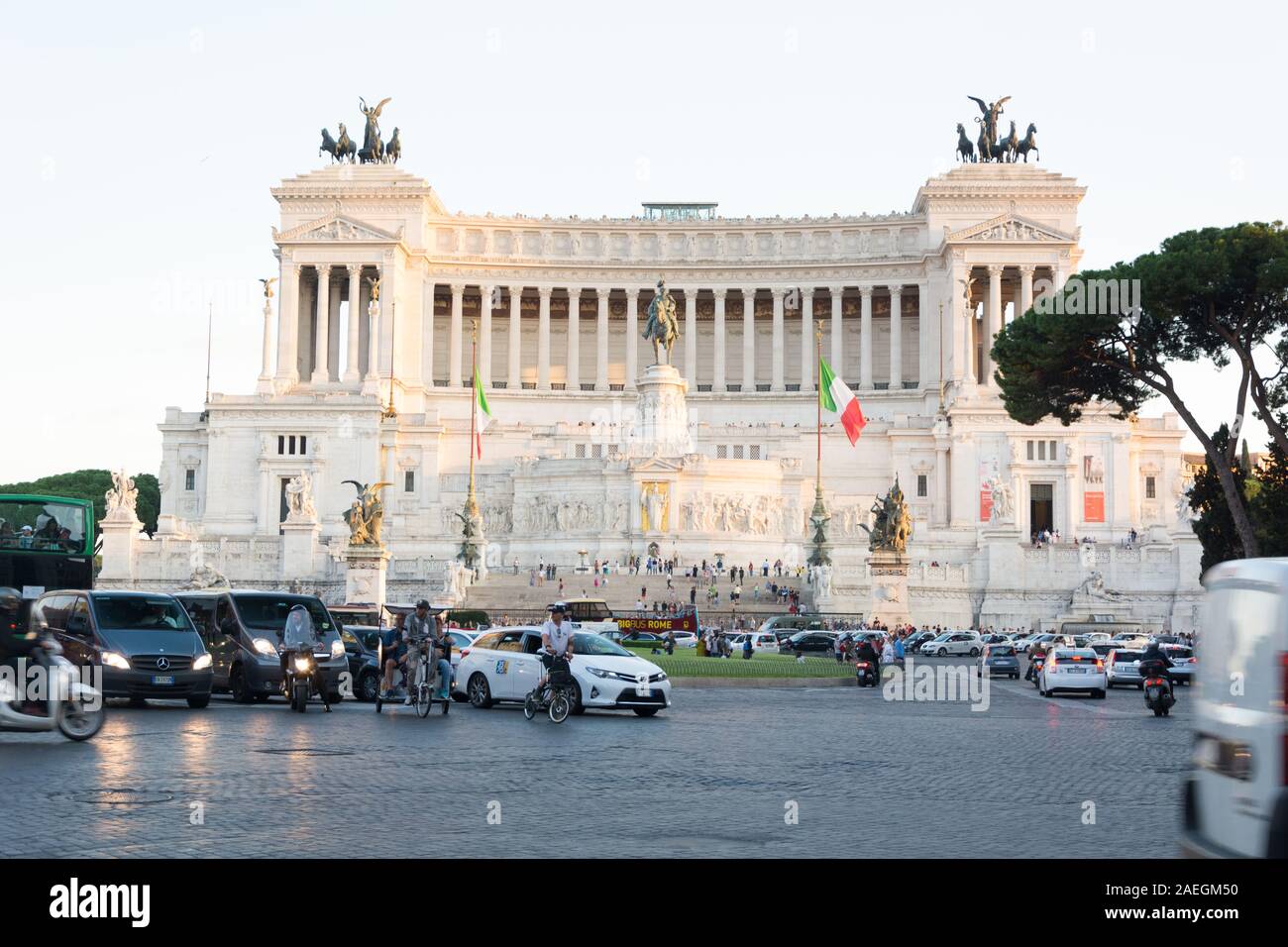 Rome, Italie - Oct 04, 2018 : le trafic important sur la Piazza Venezia à Rome Banque D'Images