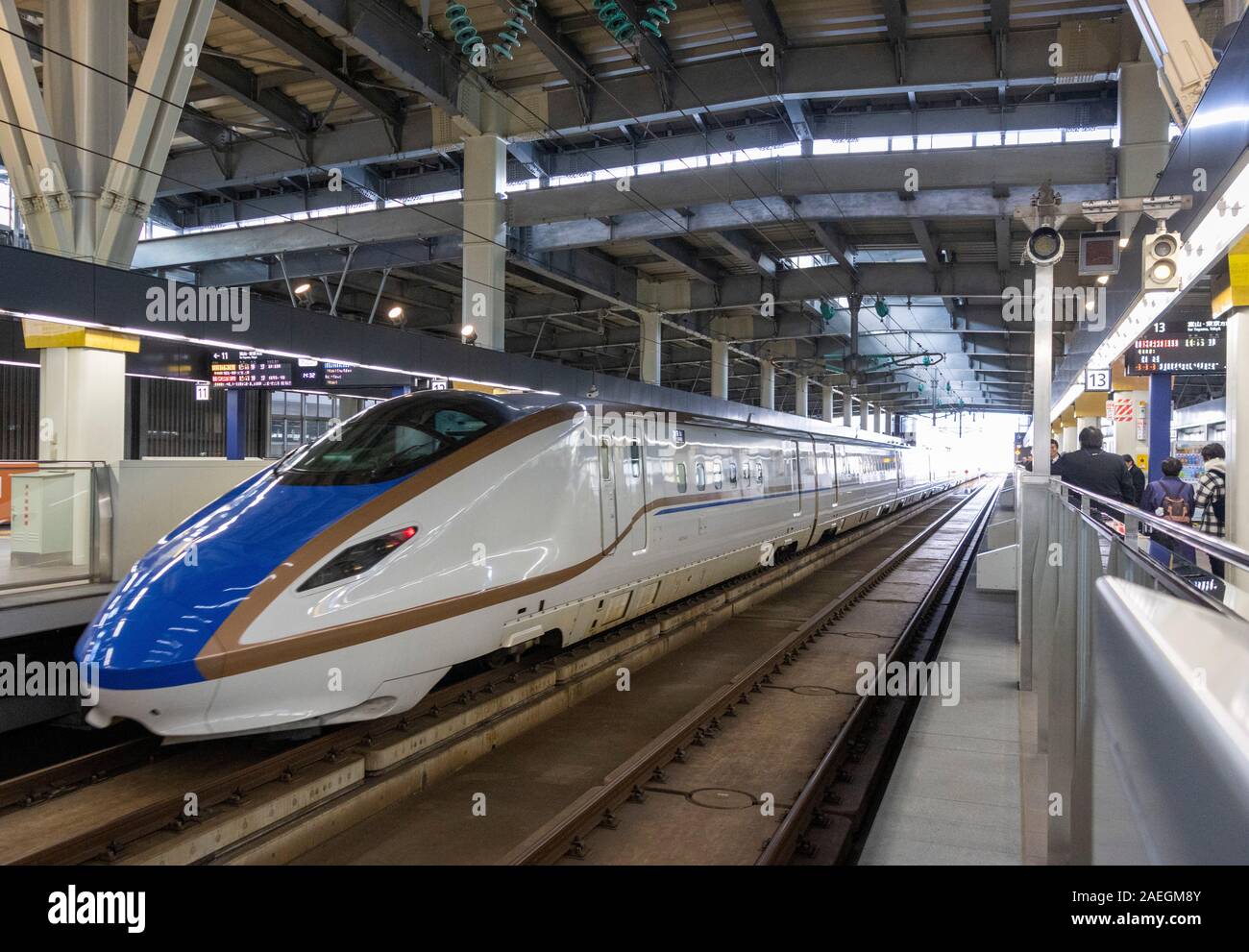 Le train à grande vitesse (Shinkansen), la Gare de Kanazawa, Japon Photo Stock Alamy