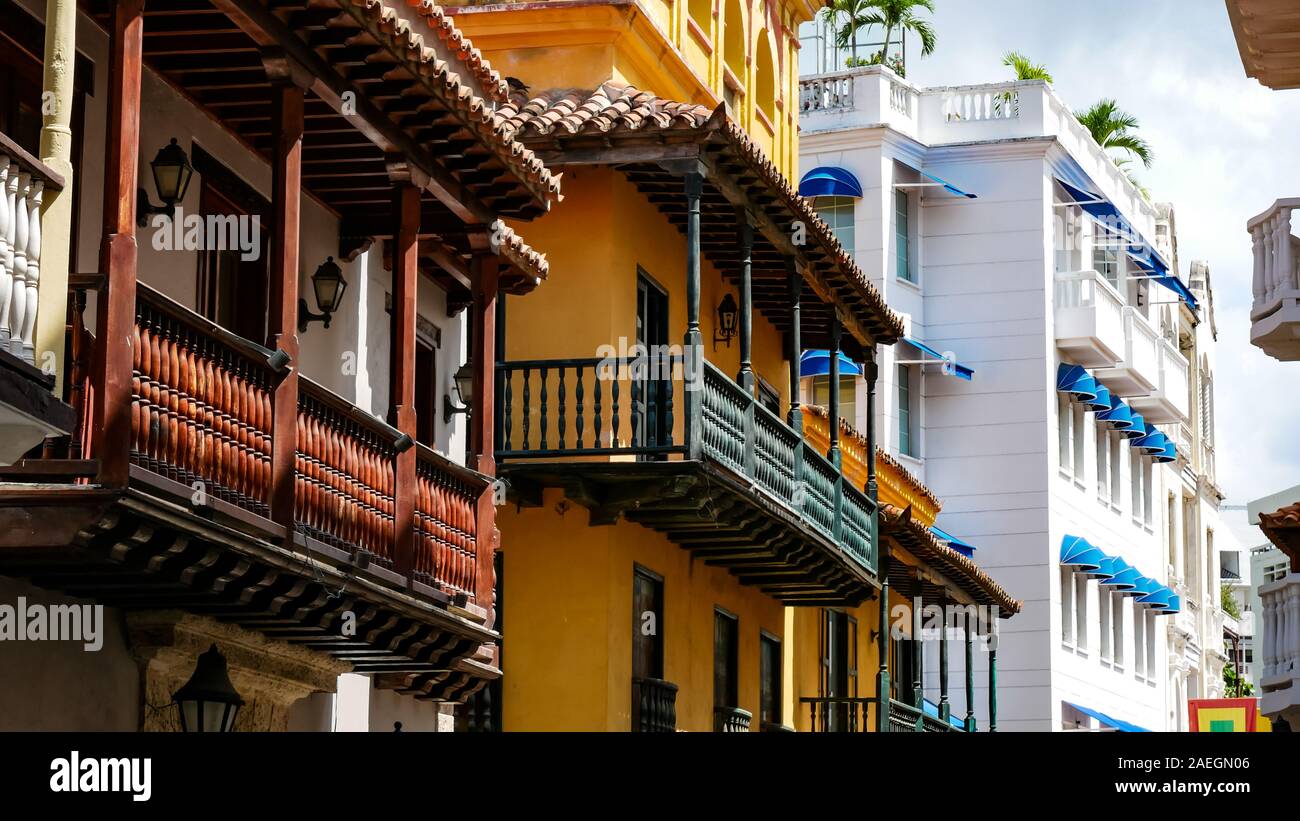 Vue rapprochée à l'Amérique latine coloniale typique et coloré, immeubles et maisons Banque D'Images