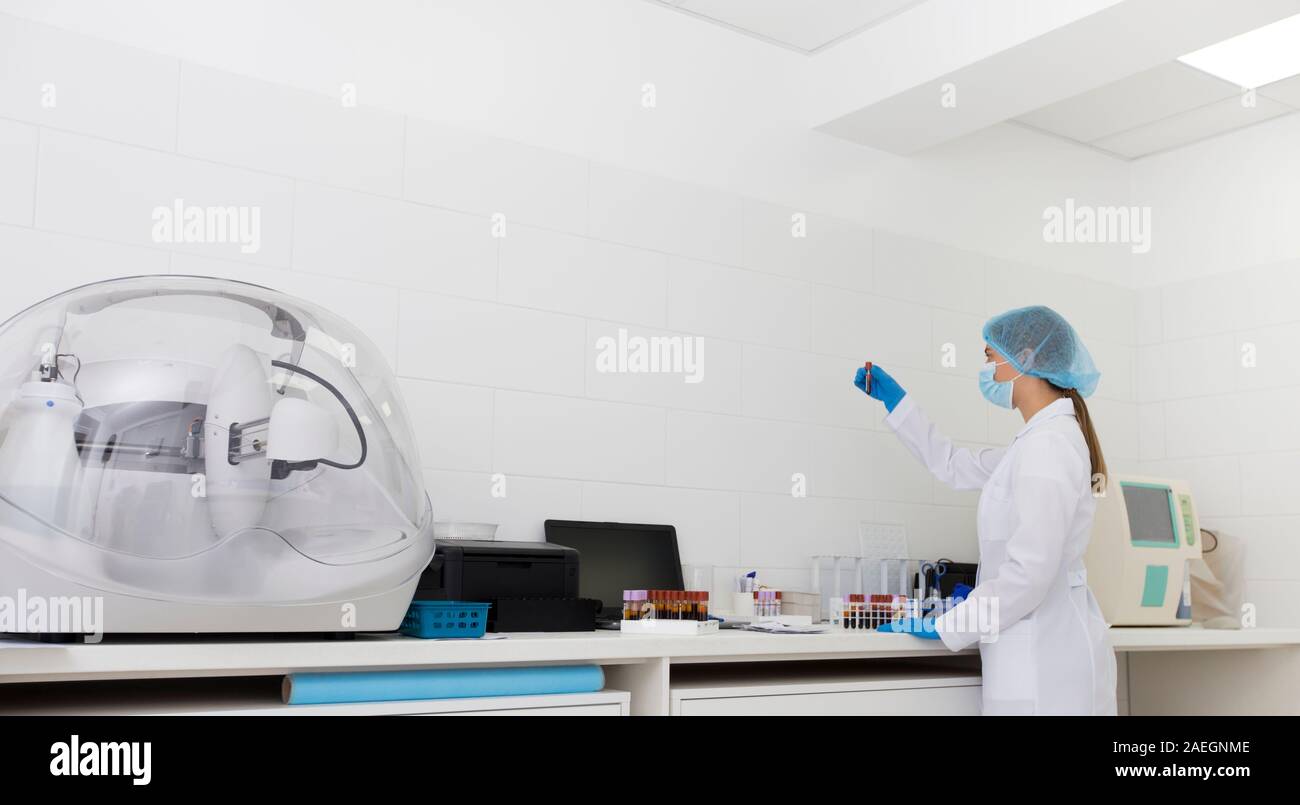 Jeune femme scientifique dans des vêtements de faire des recherches Banque D'Images