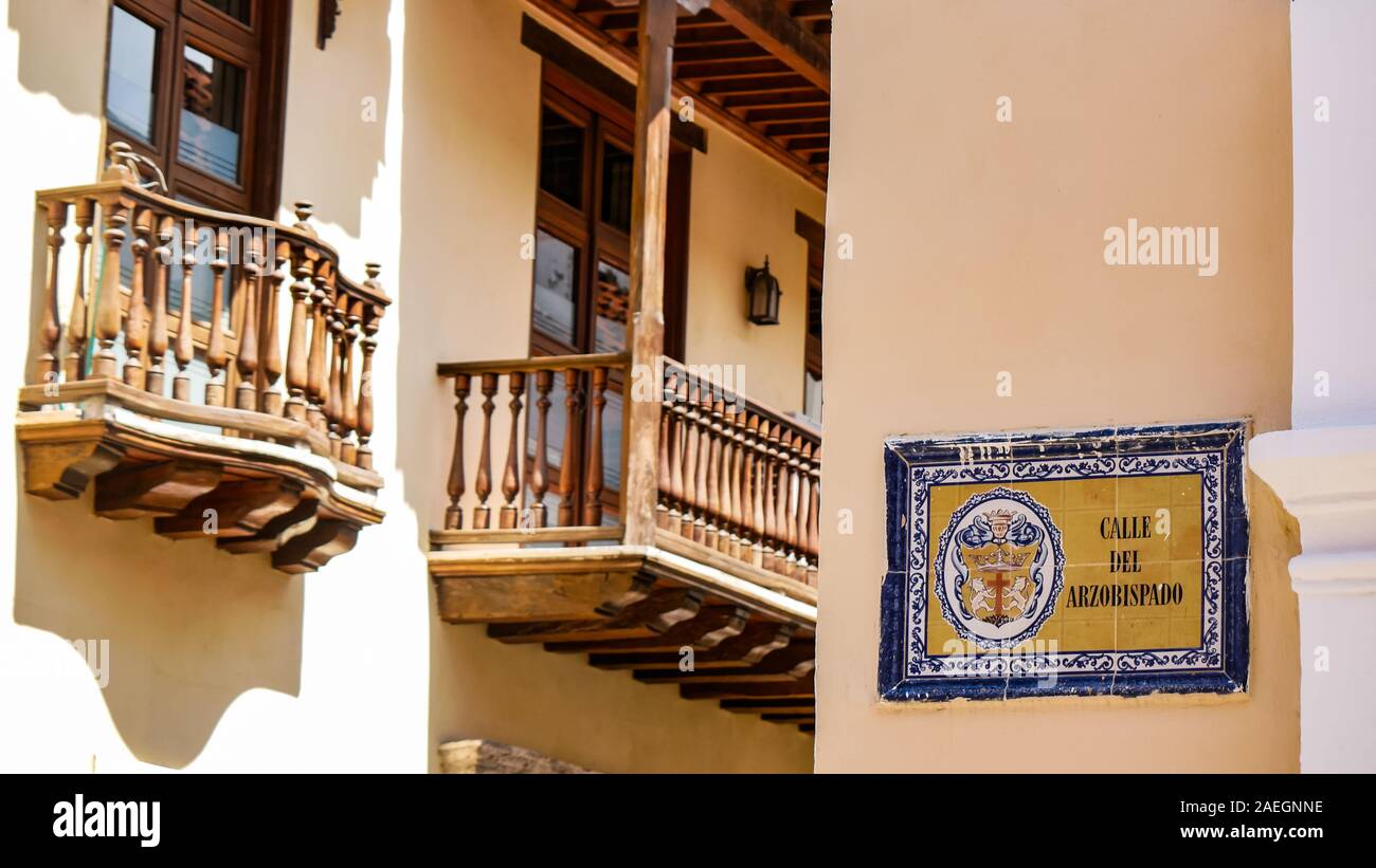 Maison coloniale d'un balcon et d'un nom de rue mignon signe fait par tuile dans les rues de Cartagena de Indias. Nom de la rue : Calle del azorbispado Banque D'Images