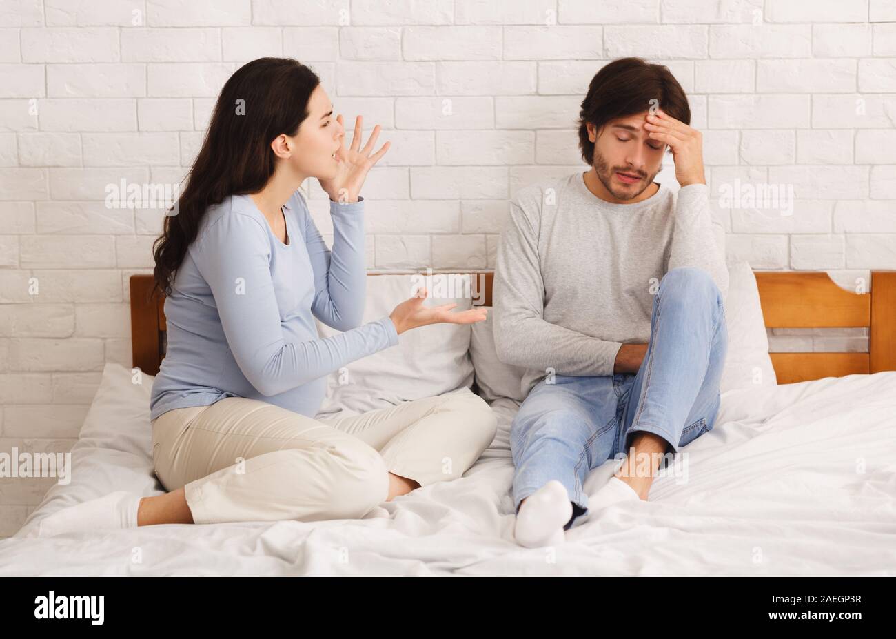 Femme enceinte en colère se disputer avec son mari, lui reproche de tout ce Banque D'Images