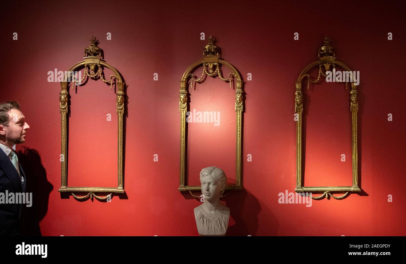 Christie's, Londres, Royaume-Uni. 9 décembre 2019. À partir de la Collection de la propriété des Comtes de Harewood, Harewood House, Yorkshire, l'une des plus belles maisons de maître. Aperçu live de vente comprenant 80 lots, y compris un large éventail d'objets d'art, de meubles et objets de vitrine pour la céramique, argent et verre, horloges, livres et tableaux La vente a lieu le 13 décembre. Image : George III Lacquered-Brass Panneaux, Thomas Chippendale, 1774. Credit : Malcolm Park/Alamy Live News. Banque D'Images