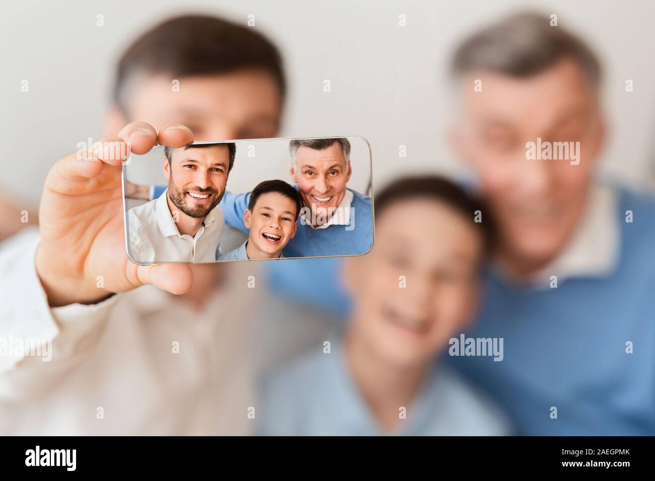 L'homme, son fils et des personnes âgées faire père assis Selfies Piscine Banque D'Images