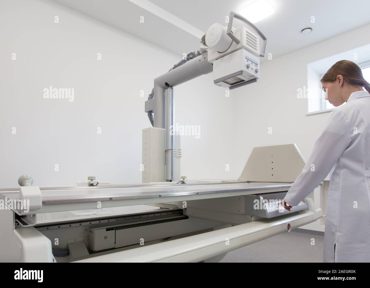 Femme médecin la préparation de l'équipement à rayons X pour faire roentgenogram pour patient Banque D'Images