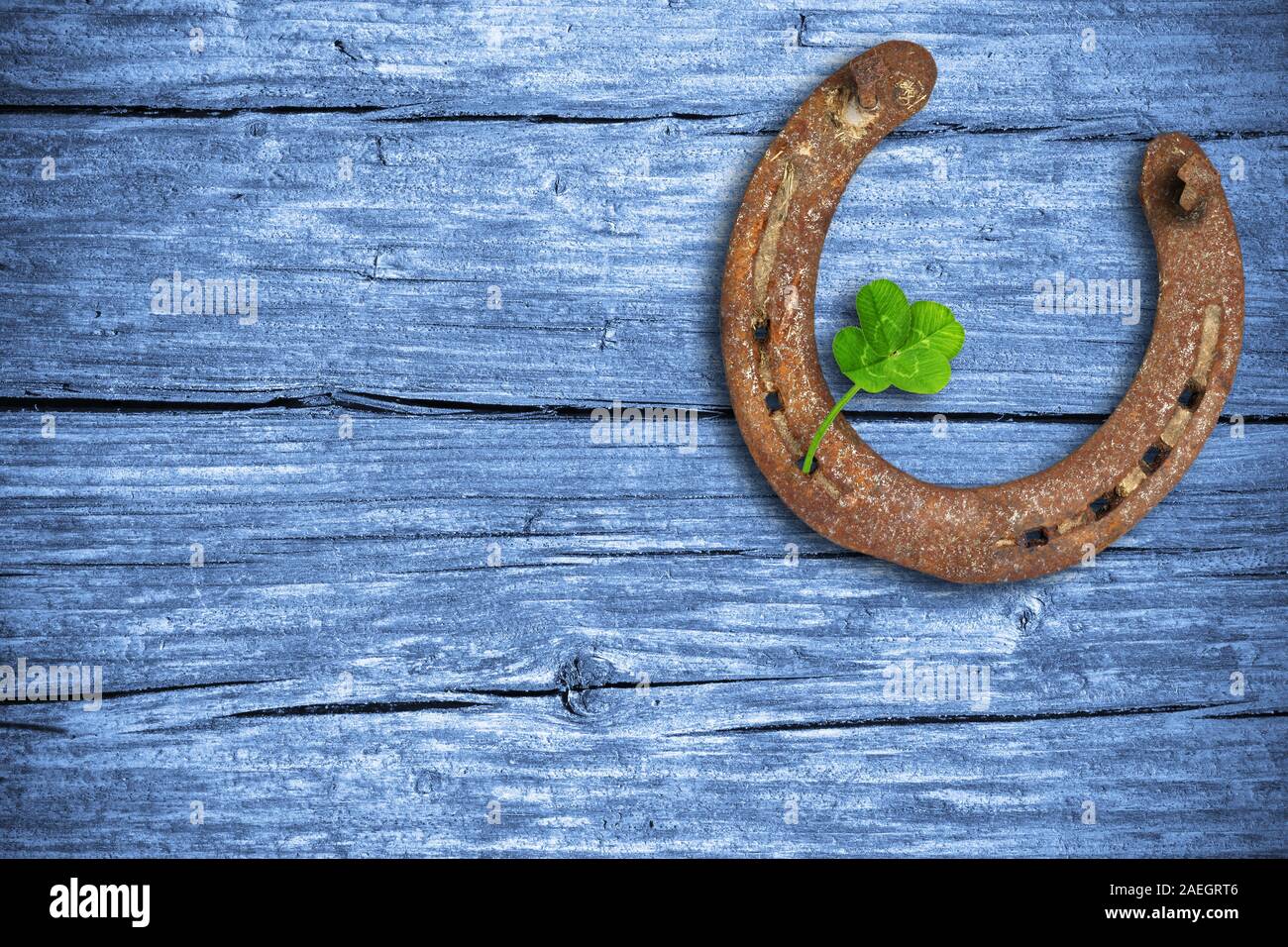 Tableau noir avec quatre feuilles de trèfle et fer à cheval Banque D'Images