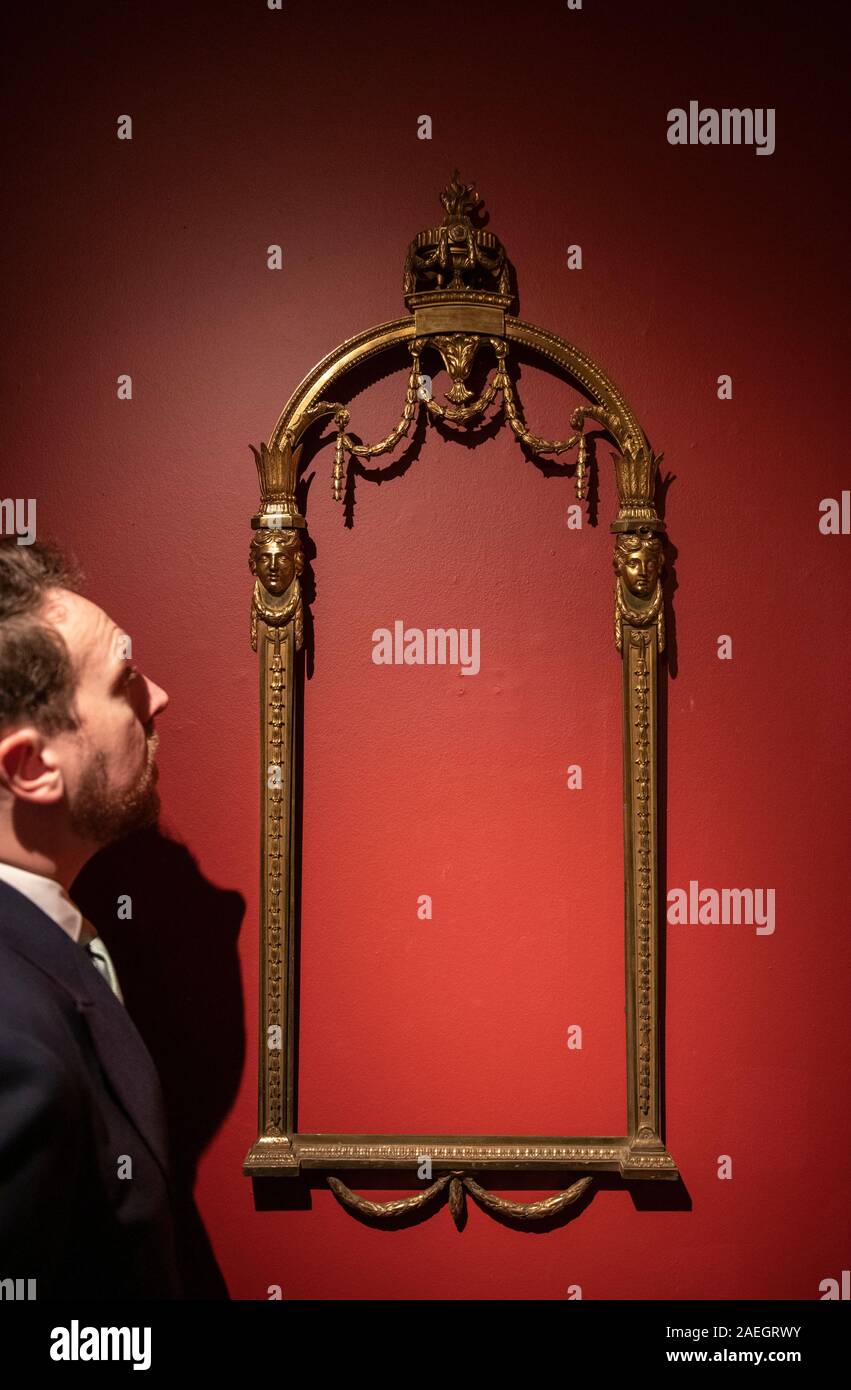 Christie's, Londres, Royaume-Uni. 9 décembre 2019. À partir de la Collection de la propriété des Comtes de Harewood, Harewood House, Yorkshire, l'une des plus belles maisons de maître. Aperçu live de vente comprenant 80 lots, y compris un large éventail d'objets d'art, de meubles et objets de vitrine pour la céramique, argent et verre, horloges, livres et tableaux La vente a lieu le 13 décembre. Image : George III Lacquered-Brass Panneaux, Thomas Chippendale, 1774. Credit : Malcolm Park/Alamy Live News. Banque D'Images