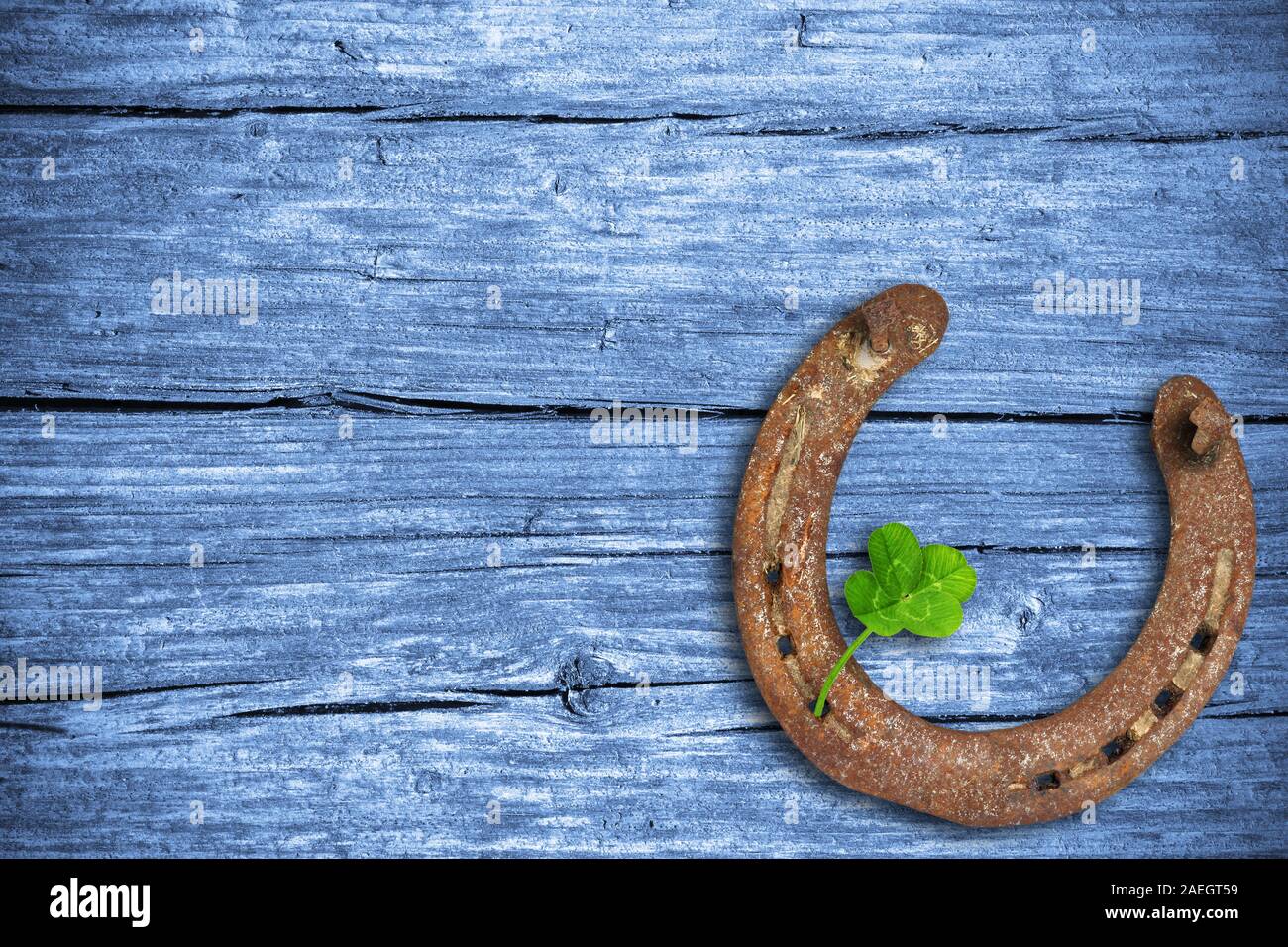 Tableau noir avec quatre feuilles de trèfle et fer à cheval Banque D'Images