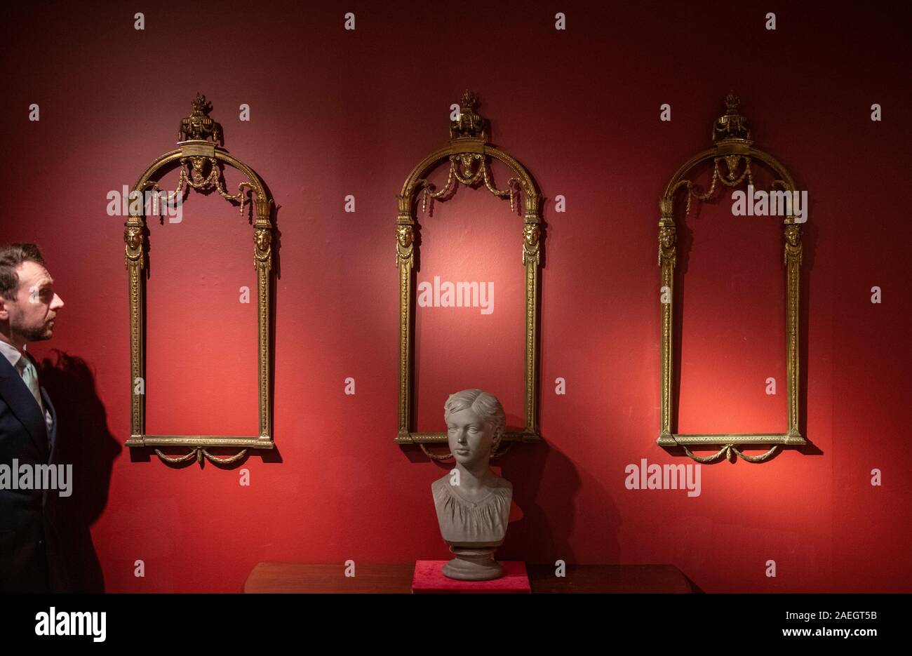 Christie's, Londres, Royaume-Uni. 9 décembre 2019. À partir de la Collection de la propriété des Comtes de Harewood, Harewood House, Yorkshire, l'une des plus belles maisons de maître. Aperçu live de vente comprenant 80 lots, y compris un large éventail d'objets d'art, de meubles et objets de vitrine pour la céramique, argent et verre, horloges, livres et tableaux La vente a lieu le 13 décembre. Image : George III Lacquered-Brass Panneaux, Thomas Chippendale, 1774. Credit : Malcolm Park/Alamy Live News. Banque D'Images