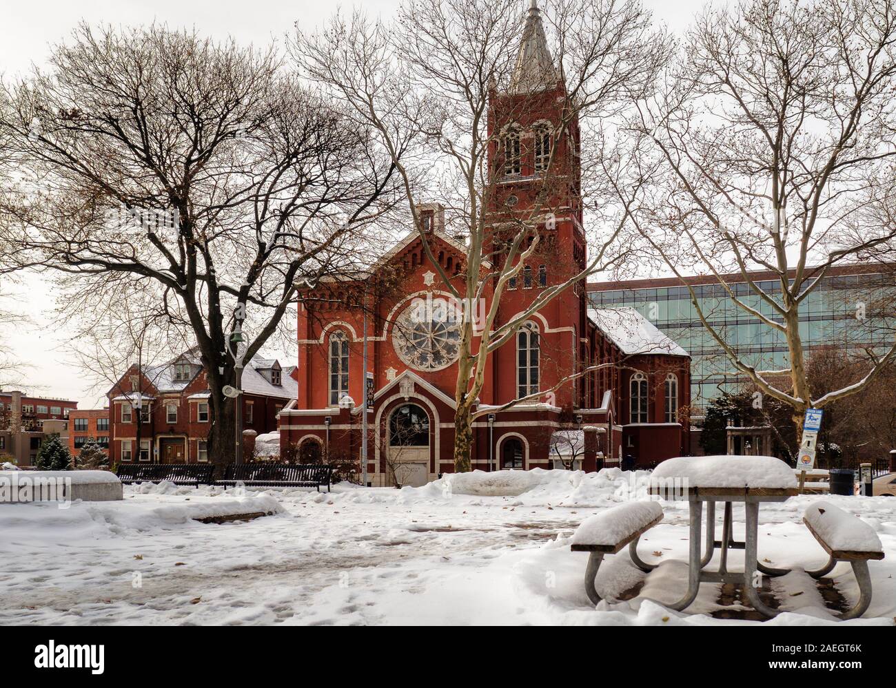 Rochester, New York, USA. Le 8 décembre 2019. Vue sur parc couvert de neige coin et Eglise St Mary du Washington Square Park dans le centre-ville de Rochester, Banque D'Images