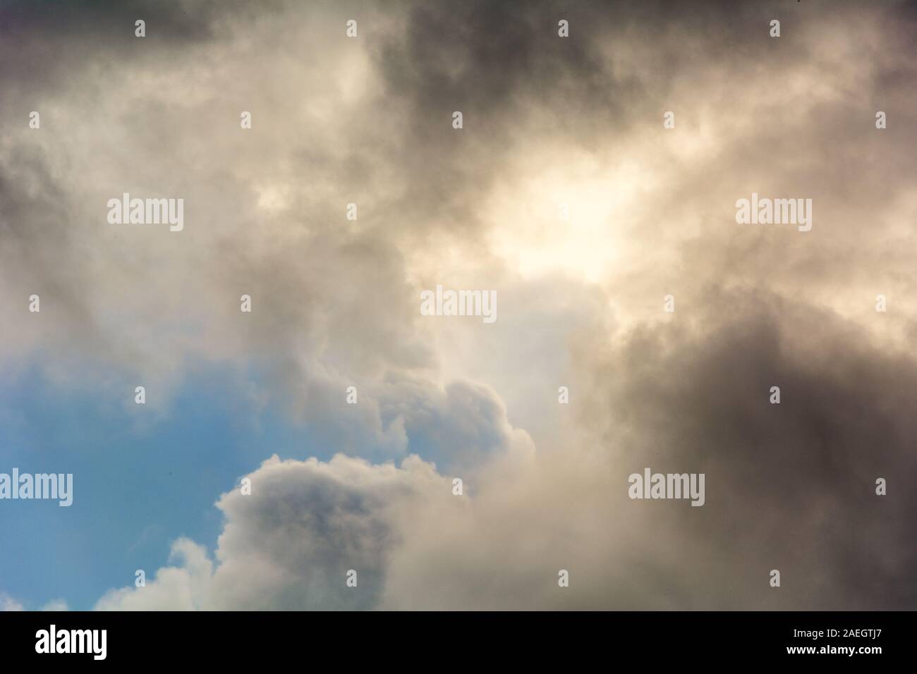 Vue sur un ciel d'orage avec des aperçus de le soleil Banque D'Images