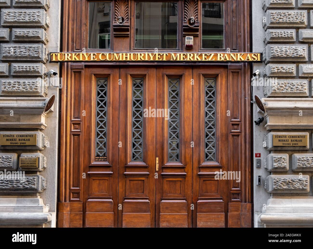 Karakoy, Istanbul / Turquie - 24 novembre 2019 : la banque centrale de la direction générale de la Turquie Istanbul Vue extérieure de la porte principale Banque D'Images