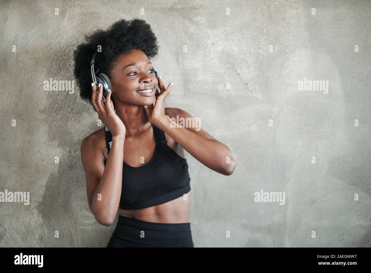 La bonne forme du corps. Portrait of African American girl in fitness clothes ayant une pause après entraînement Banque D'Images