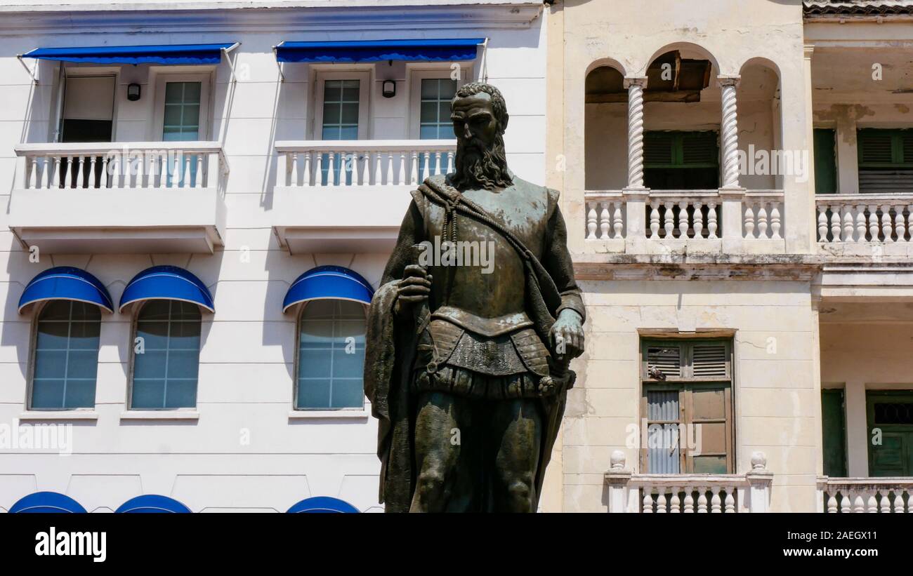 Vue rapprochée de la statue de Pedro de Heredia, le fondateur de la ville avec des bâtiments en arrière-plan. Statue situé dans la Plaza de los coches Banque D'Images