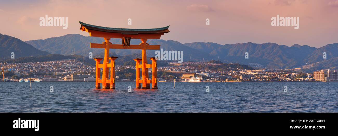 Le célèbre torii du sanctuaire d'Itsukushima (厳島神社) sur Miyajima (厳島). Photographié au coucher du soleil. Banque D'Images