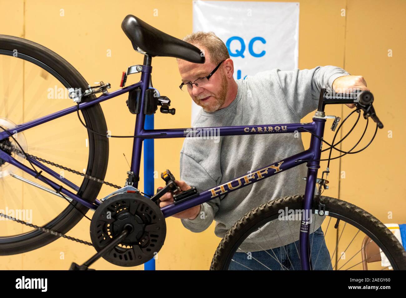 Detroit, Michigan - un homme fait un dernier contrôle de qualité sur une bicyclette, l'un des milliers de vélos d'occasion que le prêt de vélos 4 Kidz recueille chaque année, r Banque D'Images