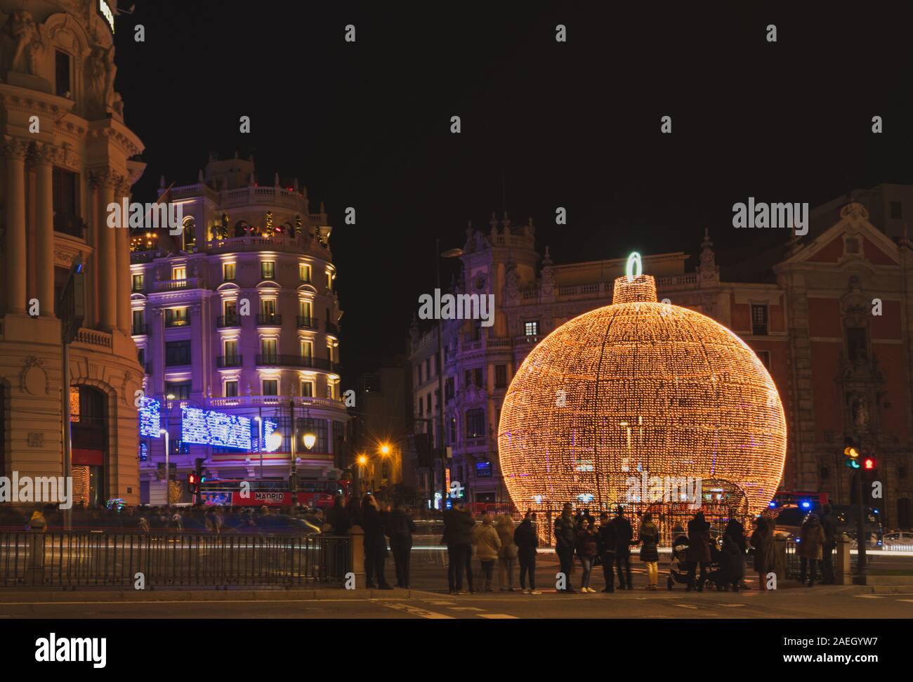 Madrid, Espagne, décembre 2019. LED de Noël géant Ball voir dans Gran Via , Madrid Banque D'Images