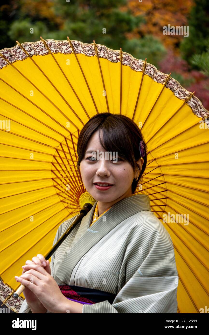 Modèle féminin posé au temple bouddhiste Zen Tenryū-ji, Kyoto, Japon Banque D'Images