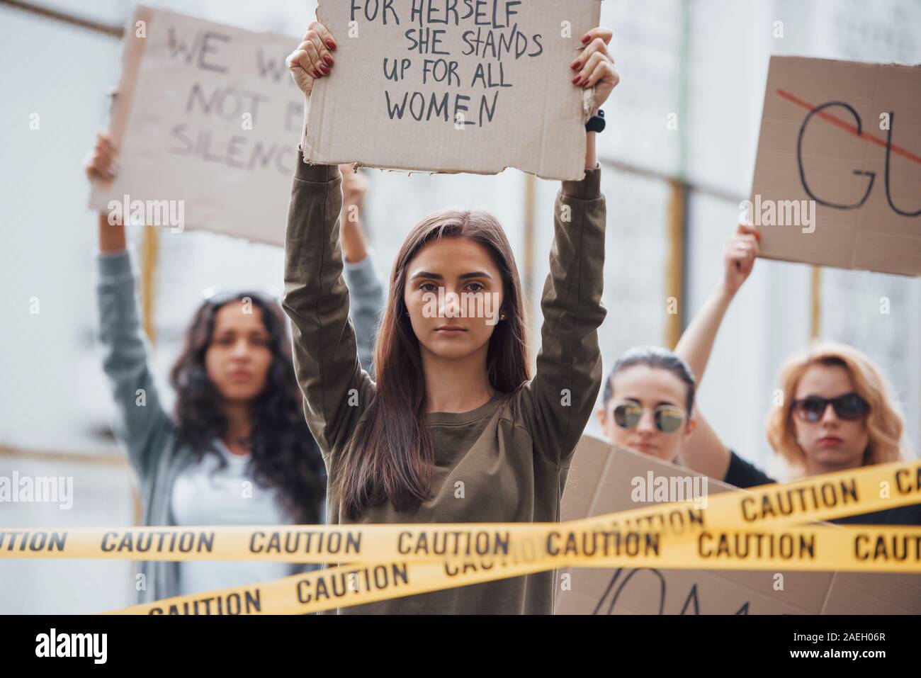 Les questions sociales. Groupe de femmes féministes ont protester pour leurs droits à l'extérieur Banque D'Images