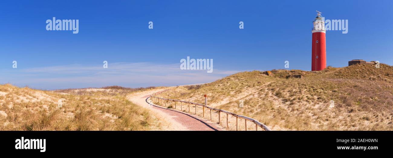 Un sentier menant vers le phare de l'île de Texel aux Pays-Bas sur une journée ensoleillée. Banque D'Images